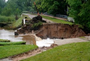 Plūdu pārrauts ceļa posms Dursupē ar izskalotu grunti