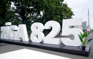 Rīgas 825. jubilejas instalācija pie Brīvības pieminekļa