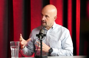 NATO Stratēģiskās komunikācijas izcilības centra direktors Jānis Sārts piedalās podkāsta ierakstā pie mikrofona.