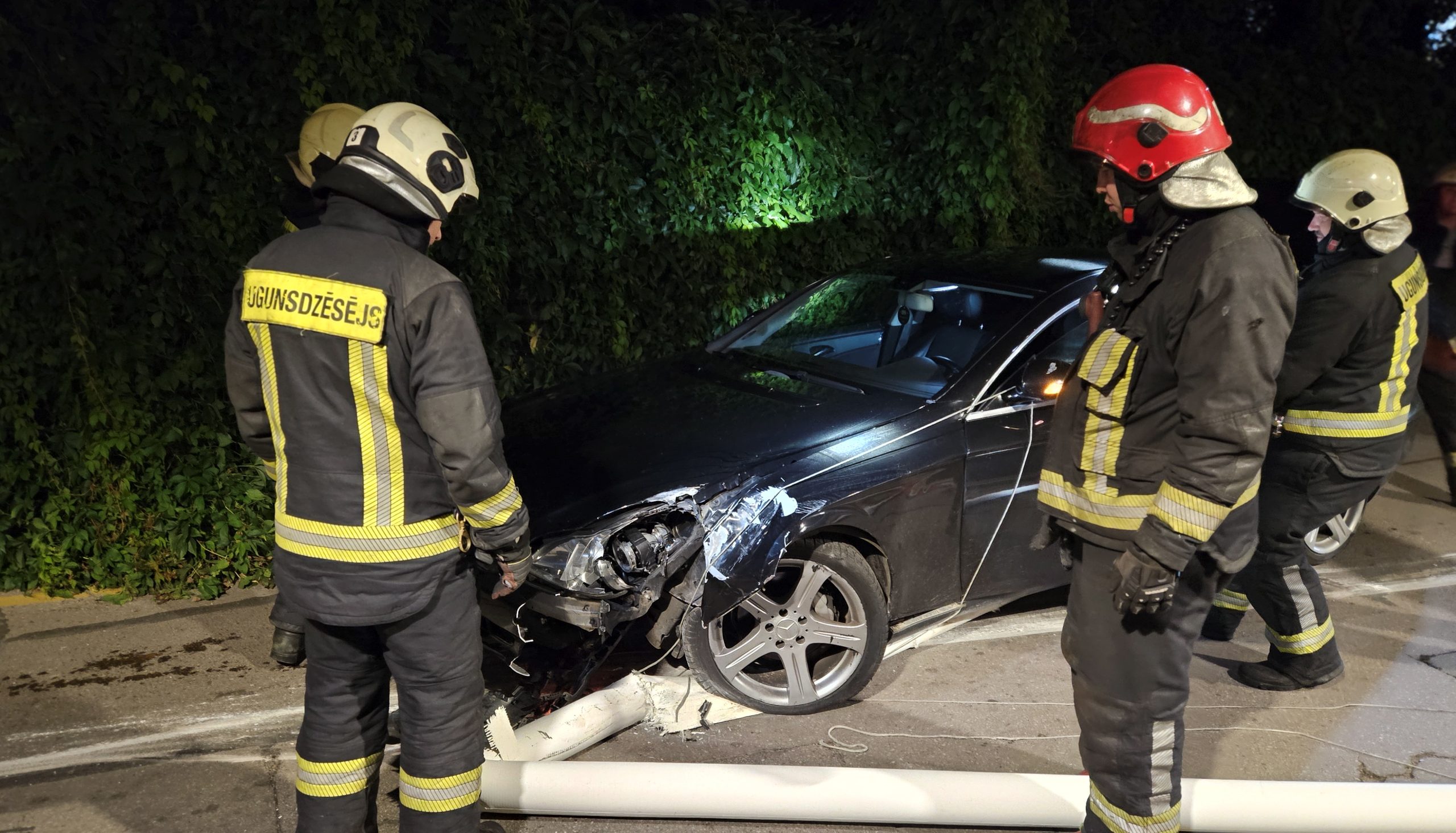 Ugunsdzēsēji pie avārijā bojātas automašīnas