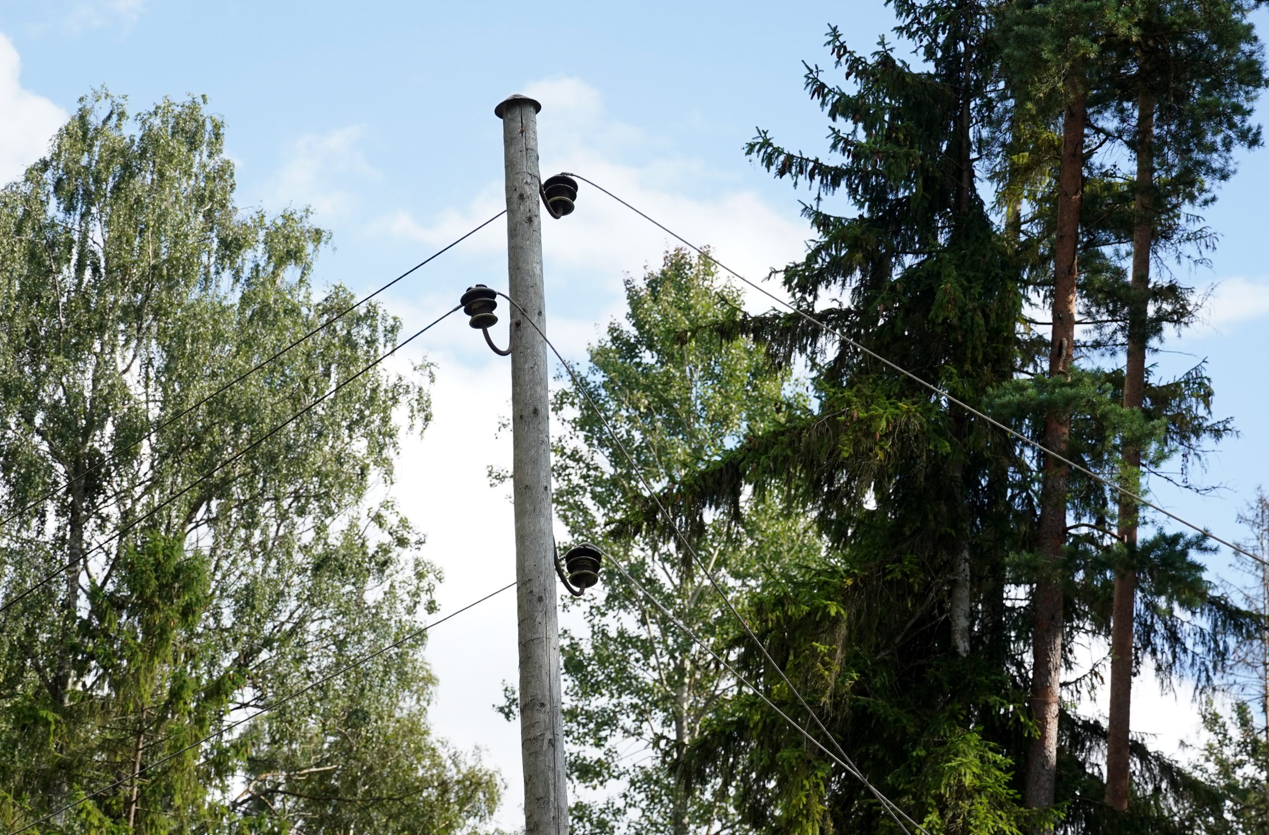 Elektroapgādes līnijas stabs pēc vētras