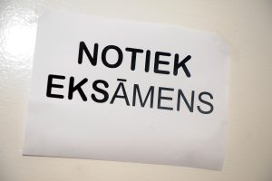 Pie eksāmenu telpas durvīm izvietota zīme “Notiek eksāmens”