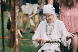 Līva Olīva demonstrē aušanu ar tradicionāliem darbarīkiem