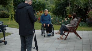 Raidījuma “Nolaid slieksni” filmēšana – saruna ar cilvēku ratiņkrēslā āra vidē