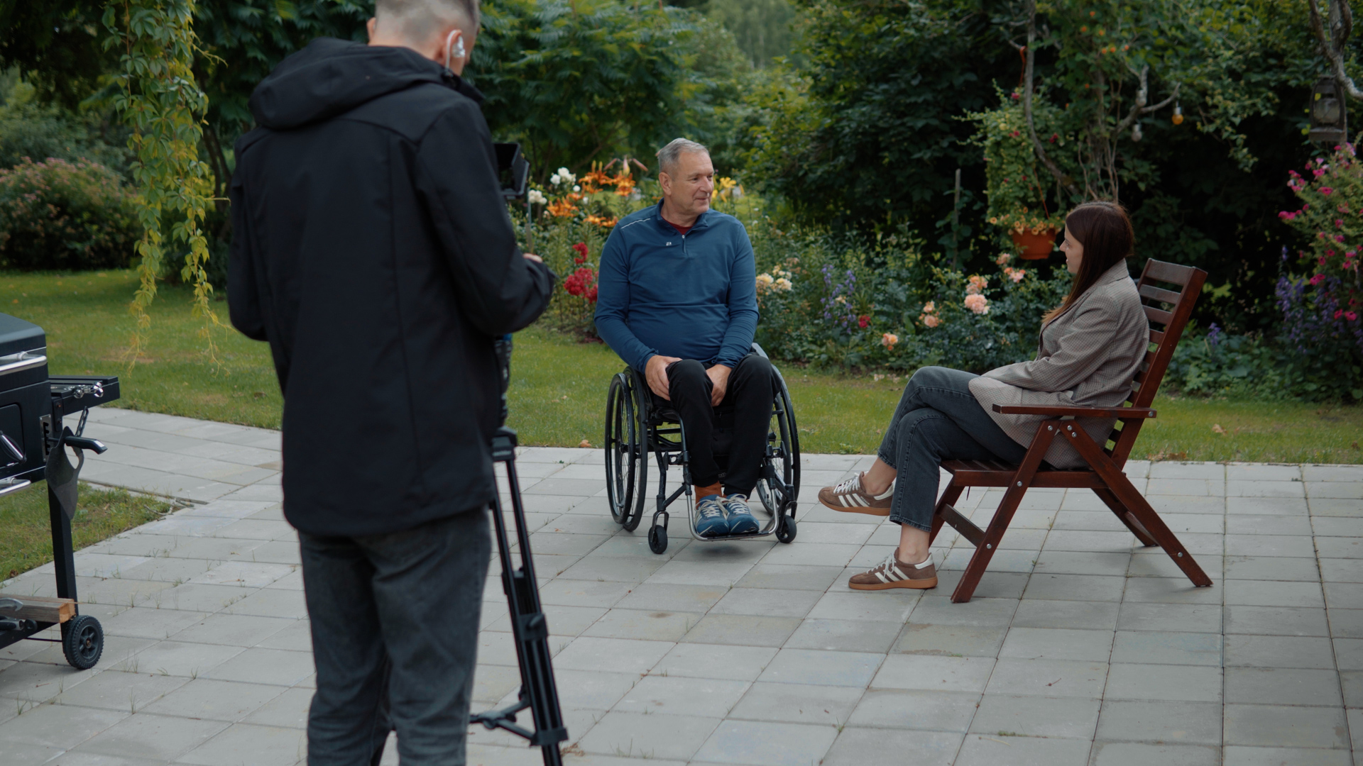 Raidījuma “Nolaid slieksni” filmēšana – saruna ar cilvēku ratiņkrēslā āra vidē