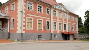 Ēka Limbažos ar patvertnes ieeju pagrabstāvā