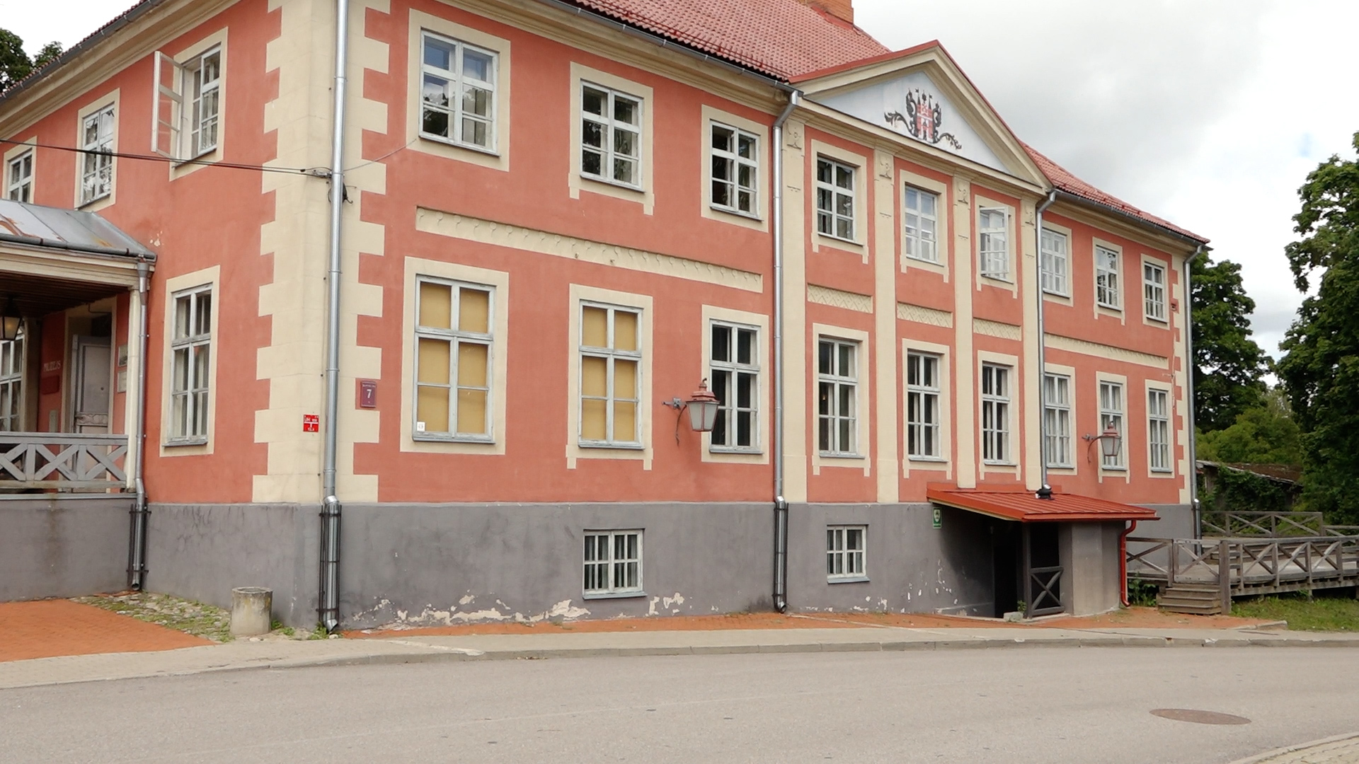 Ēka Limbažos ar patvertnes ieeju pagrabstāvā