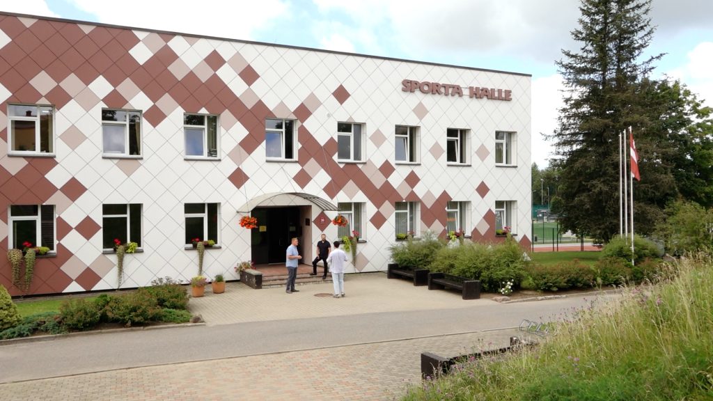 Limbažu sporta skolas ēka, kuras pagrabā tiek ierīkota patvertne