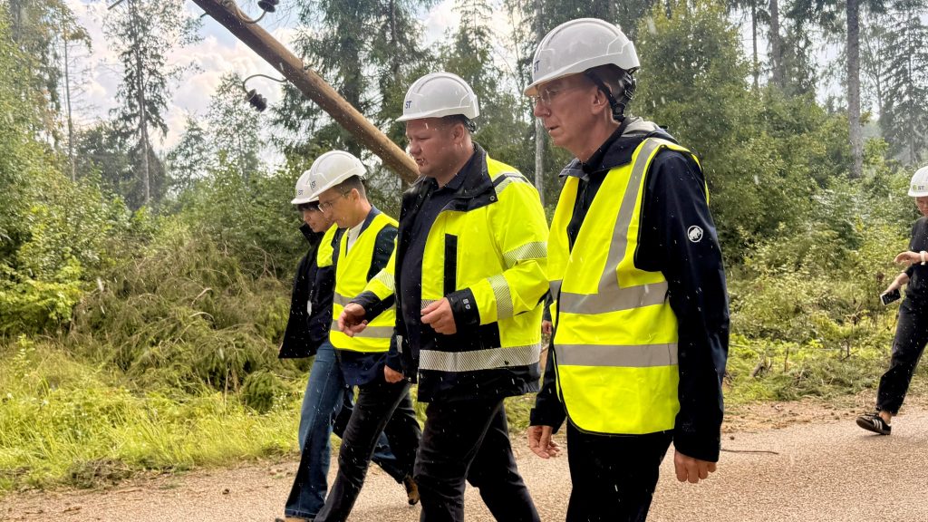 Edgars Rinkēvičs pie vētrā bojātas elektrolīnijas Jēkabpils novadā