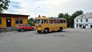 1983. gadā ražots retro autobuss PAZ ar pasažieriem Viesītes autoostas laukumā pilsētas svētku Šoferīšu balles laikā.