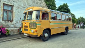 1983. gadā ražots retro autobuss PAZ pie vēsturiskās Viesītes autoostas ēkas pilsētas svētku Šoferīšu balles laikā.