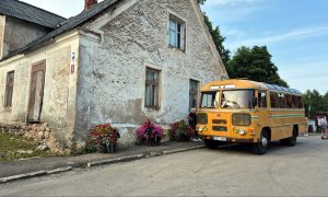 1983. gadā ražots retro autobuss PAZ pie vēsturiskās Viesītes autoostas ēkas pilsētas svētku Šoferīšu balles laikā.