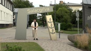 Salacgrīvas pilsētvide ar Salacgrīvas nosaukuma zīmi