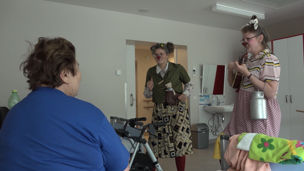 Dr. Klauni slimnīcas palātā ar humoru un rotaļām iepriecina pacientu.