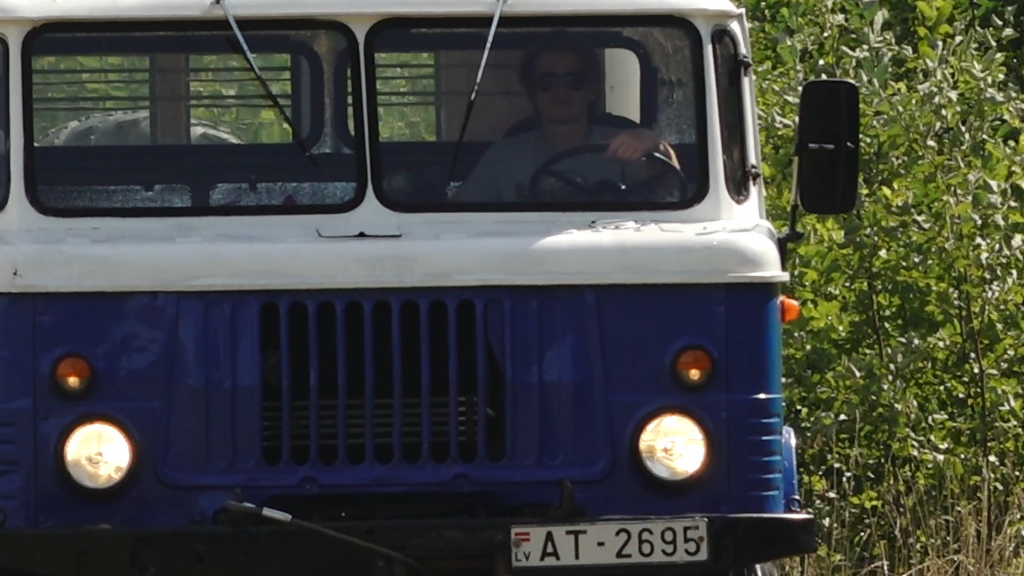 Helmuts Baņukalns pie ekspedīciju autobusa GAZ-66
