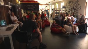 Liepājas jaunieši piedalās dokumentālā kino meistarklasē un klausās režisora Staņislava Tokalova lekciju Liepājas Jauniešu mājā.