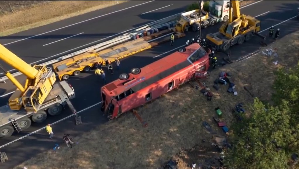 Apgāzies Polijas pasažieru autobuss pēc smagas avārijas Ungārijā