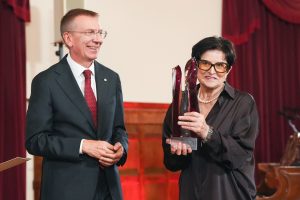 Valsts prezidents Edgars Rinkēvičs un Māra Zālīte Valstiskuma balvas pasniegšanas ceremonijā