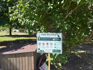 Informatīva zīme pie bezsaimnieka kaķu kolonijas Daugavpilī.