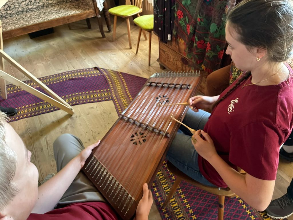 Jaunieši apgūst cimboles spēli tradicionālās mūzikas saietā Andrupenē