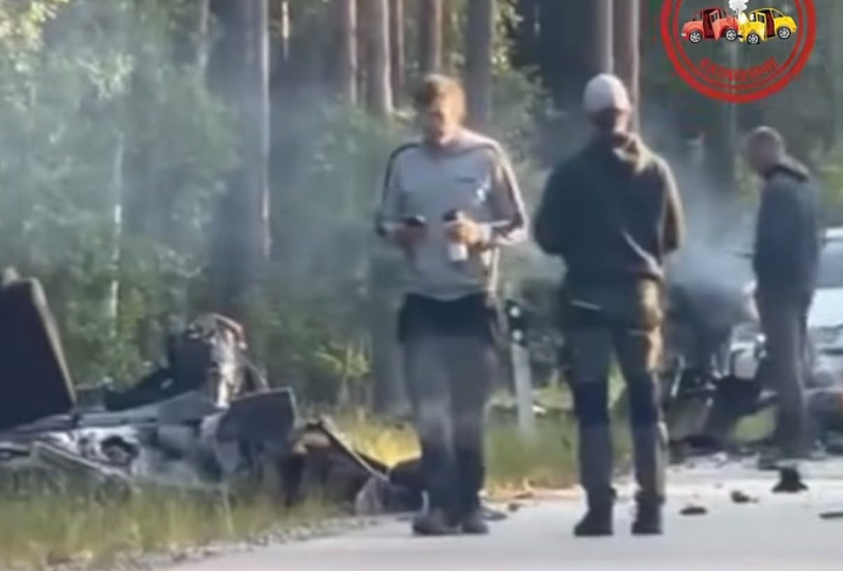 Cilvēki pie avārijā sadragātiem transportlīdzekļiem uz ceļa