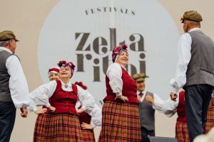 Senioru deju kolektīvs tautastērpos uzstājas festivāla "Zelta ritmi" skatuvē.