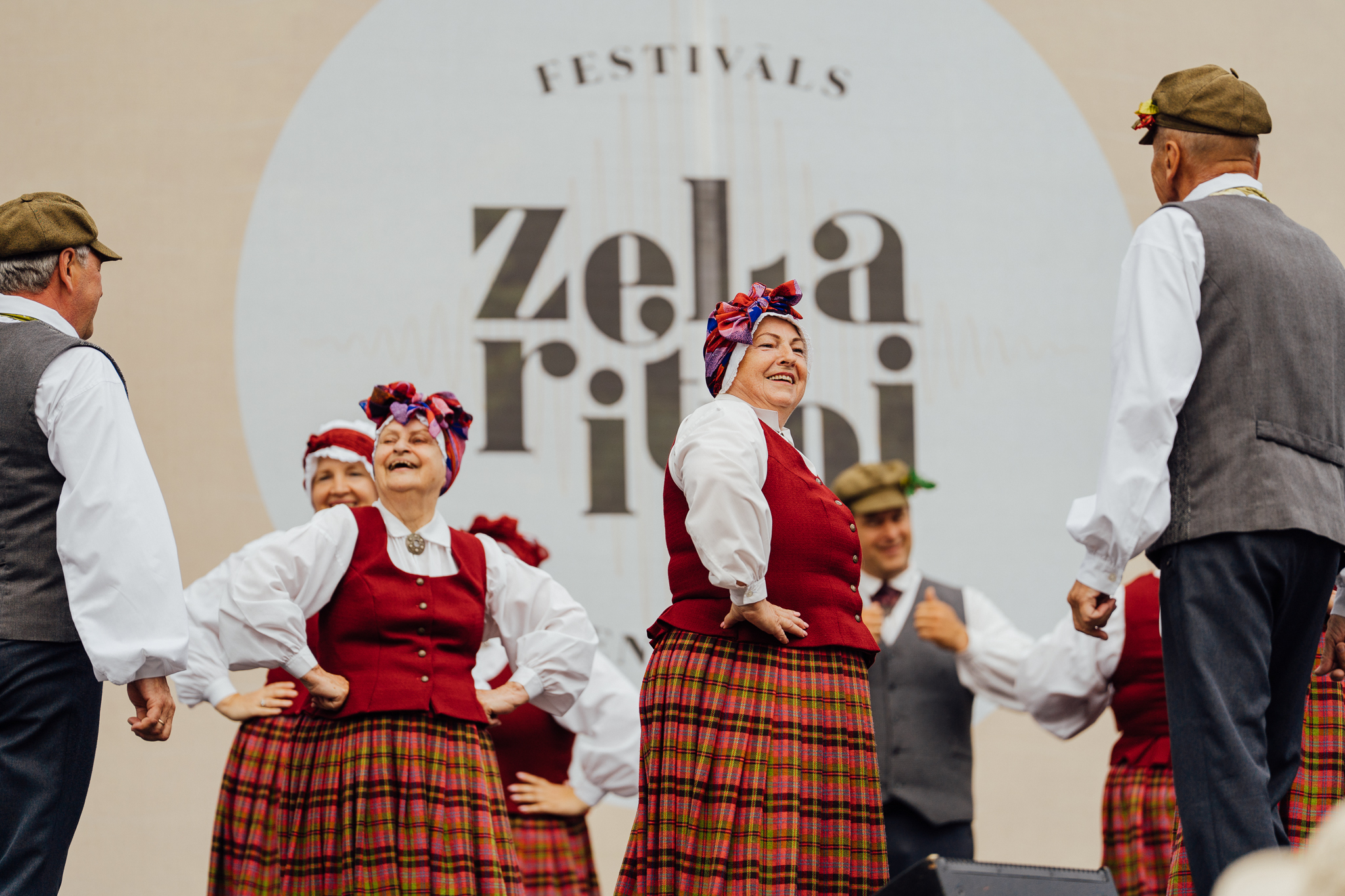 Senioru deju kolektīvs tautastērpos uzstājas festivāla 