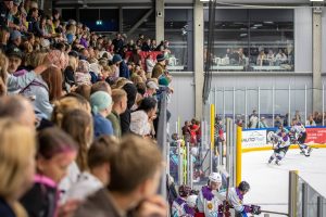 Pilnas skatītāju tribīnes festivāla “Roks & hokejs” Zvaigžņu spēlē Jēkabpilī