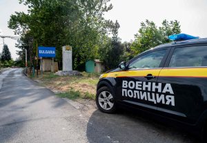 Bulgārijas militārās policijas automašīna pie Bulgārijas robežas