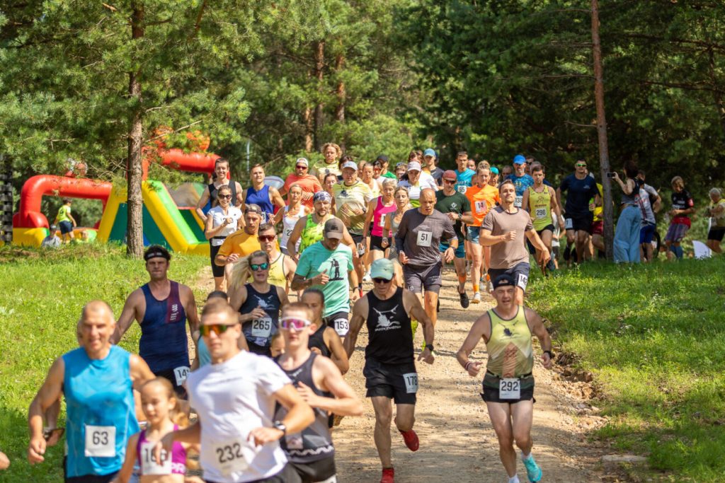 Skrējēji Jēkabpils Sporta svētkos dodas distancē pa meža ceļu