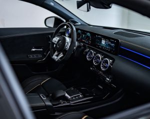 Mūsdienīga automobiļa salons ar stūri, vadības paneli un priekšējo sēdekli