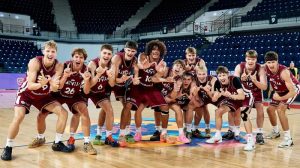Latvijas U-16 basketbola izlases spēlētāji priecājas pēc uzvaras Eiropas čempionātā