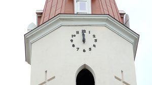 Baznīcas torņa pulkstenis pēc atjaunošanas rāda precīzu laiku.