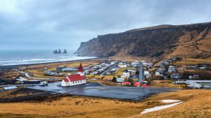 Vīkas ciemats un sarkanā jumta baznīca Islandē
