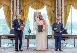 Saūda Arābijas kroņprincis Mohameds bin Salmans kopā ar Turcijas prezidentu Redžepu Tajipu Erdoganu un Pakistānas premjerministru Šehbazu Šarifu pēc kopīgā aizsardzības līguma parakstīšanas