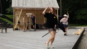 Mākslinieki un tehniskais personāls gatavojas Valmieras vasaras teātra festivāla izrādei Valmieras brīvdabas estrādē.