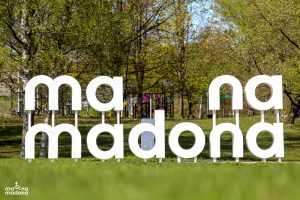 Vides objekts “mana Madona” zaļā parkā Madonā