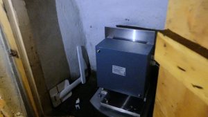 Jaunais elektroniskais baznīcas torņa pulksteņa vadības mehānisms.