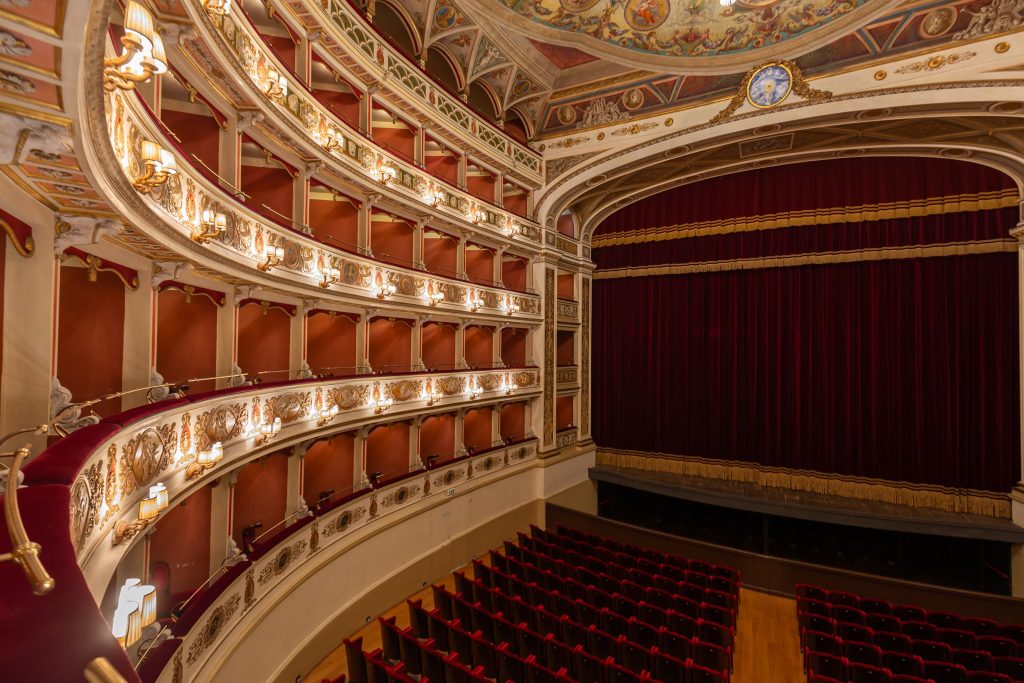 Teatro Nuovo Gian Carlo Menotti vēsturiskā skatītāju zāle Spoleto, Itālijā