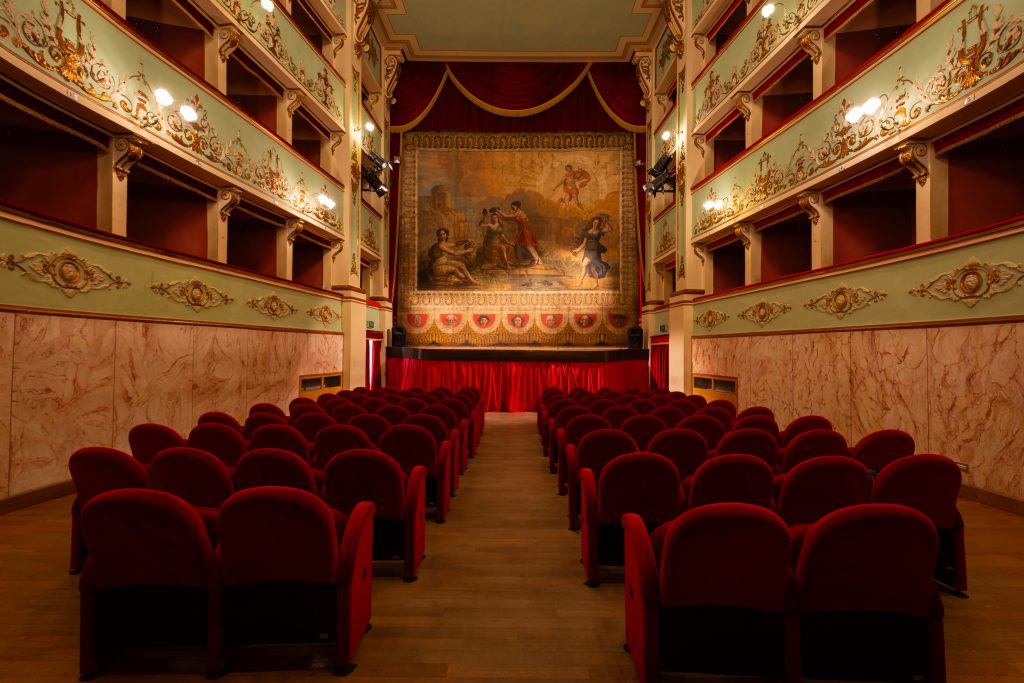 Teatro Serpente Aureo vēsturiskā skatītāju zāle Offidā, Itālijā