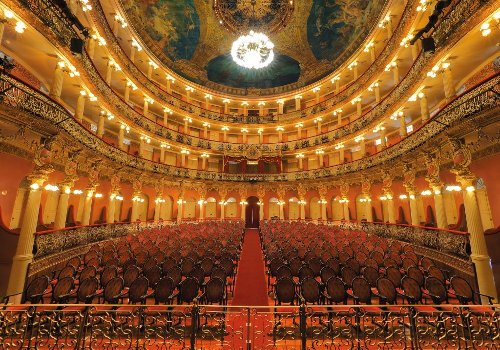 Teatro Amazonas greznā skatītāju zāle Manausā, Brazīlijā