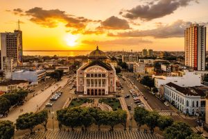 Teatro Amazonas Manausā saulrieta laikā, Brazīlijā