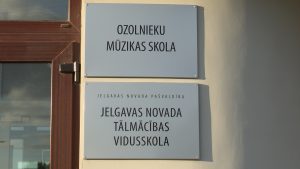Ozolnieku Mūzikas skolas un Jelgavas novada Tālmācības vidusskolas izkārtnes
