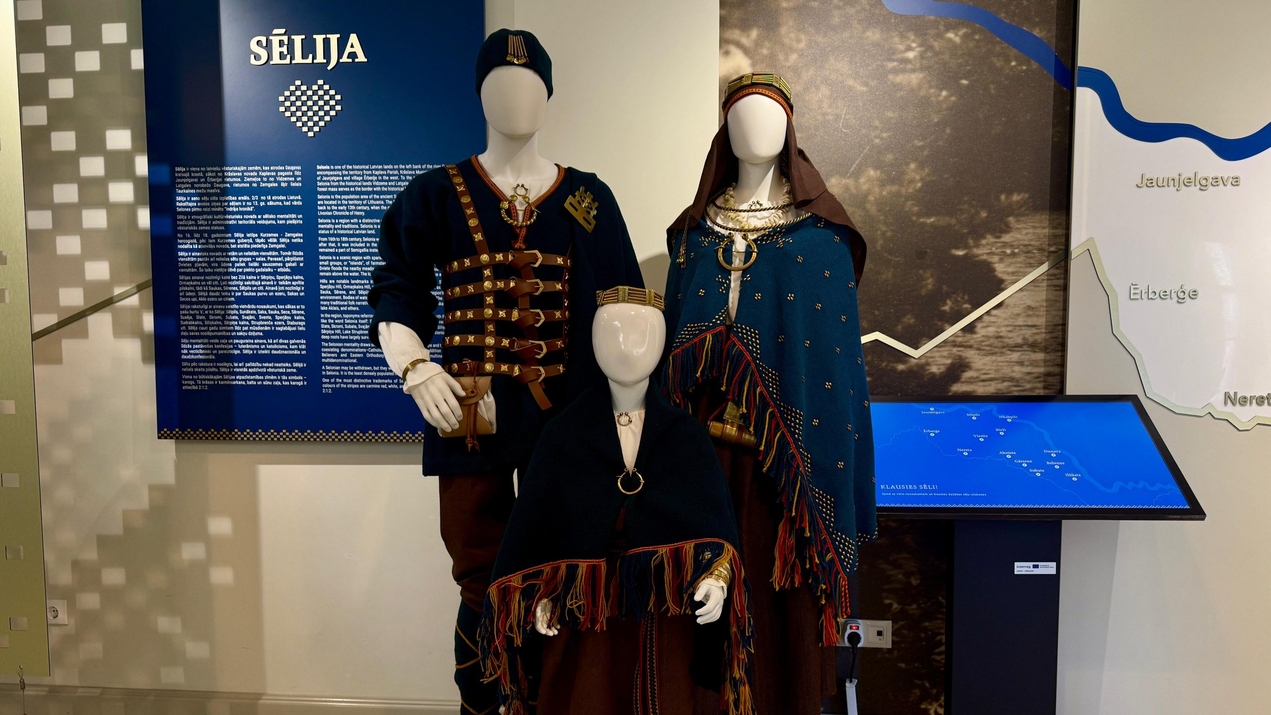 Sēļu tautastērpi ar tradicionālajām rotām ekspozīcijā
