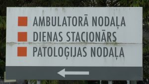 Norāžu zīme uz slimnīcas ambulatoro nodaļu, dienas stacionāru un patoloģijas nodaļu