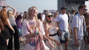 Festivāla “Summer Sound” apmeklētāji bauda koncertu un dejo pie skatuves Liepājas pludmalē.