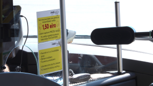 Informācija par vienreizējās braukšanas biļetes cenu Liepājas sabiedriskajā transportā autobusa salonā.
