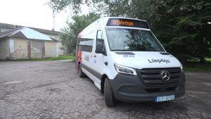 Liepājas sabiedriskā transporta maršruta mikroautobuss pieturvietā pirms reisa.
