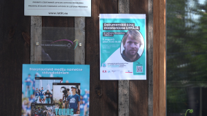 Plakāts par dokumentālā kino meistarklasi ar režisoru Staņislavu Tokalovu Liepājas Jauniešu mājā projekta "Young Media Sharks" ietvaros.