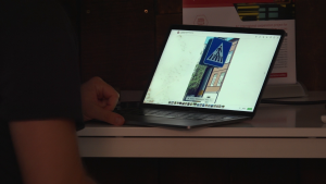 Jaunieši dokumentālā kino meistarklasē analizē video materiālu datorā kopā ar režisoru Staņislavu Tokalovu.